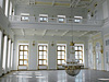 Выставочный зал после реставрации: люстра, бра и лепнина на потолке - оригинальные
