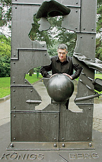 Максим Поташев у памятника Мюнхгаузену, установленного «внучатами» барона