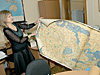 Отдел картографии: сотрудницы библиотеки готовят карту к переезду