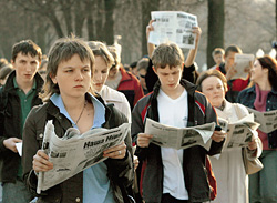 Около 300 человек прошли по центру Минска, раскрыв независимую газету «Наша нива», протестуя против ее закрытия властями