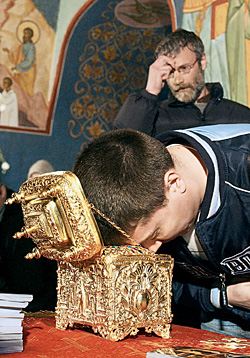 Поклонение чудотворным мощам преподобного Алексия в Новоспасском монастыре Москвы