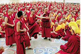 На таких традиционных собраниях тибетские монахи не только обсуждают философские вопросы