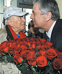 Павел Бородин (справа), как и Пугачева, подарил Вознесенскому алые розы