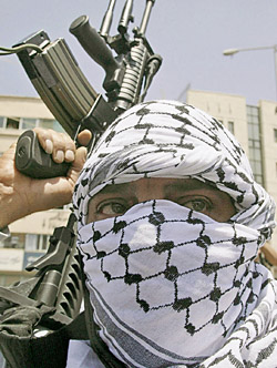 Человек с ружьем - последний аргумент палестинской политики