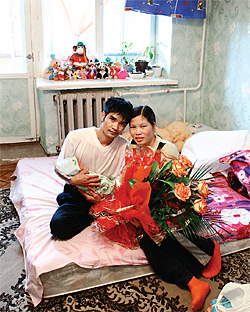 Фунг Тхи Тхом с мужем на съемной квартире