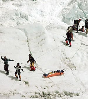 Случаи успешного спасения людей на Эвересте известны, но с каждым годом этих случаев все меньше