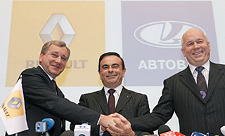 Договор подписали (слева направо): Борис Алешин, президент Renault-Nissan Карлос Гон и Сергей Чемезов