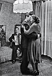 Продавщица из московского ГУМа Женя Григорьева танцует со своим женихом Геннадием (1956 г.)