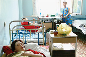  В этой палате родильного дома № 6 лежат мамы из Киргизии и Казахстана