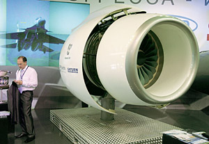 НПО «Сатурн» показало на МАКСе новый двигатель для гражданских лайнеров Sukhoi SuperJet100 - SaM146