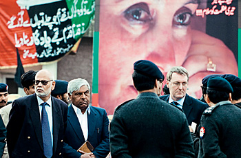 Британские криминалисты на месте гибели Беназир Бхутто.