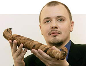 Президент МААТ Виктор Солкин с мумией сокола - посланца в царство Анубиса