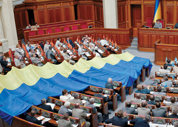 Покидая Верховную раду, депутаты БЮТ накрыли свои кресла украинским флагом