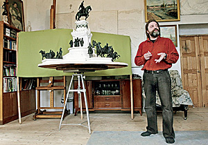 Виктор Воробьев с макетом памятника Ивану III
