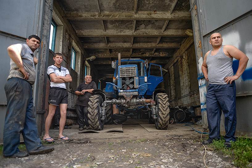 
&lt;b>АЗАРТА КАК ГРЯЗИ&lt;/b>&lt;br>
13.06.2016&lt;br>
Раз в году ростовские механизаторы ездят по грязи не по служебной надобности, а из спортивного интереса. За единственной в России тракторной гонкой наблюдал &quot;Огонек&quot;.&lt;br>
&lt;a href=&quot;http://www.kommersant.ru/doc/2995003&quot;>Подробнее&lt;/a>