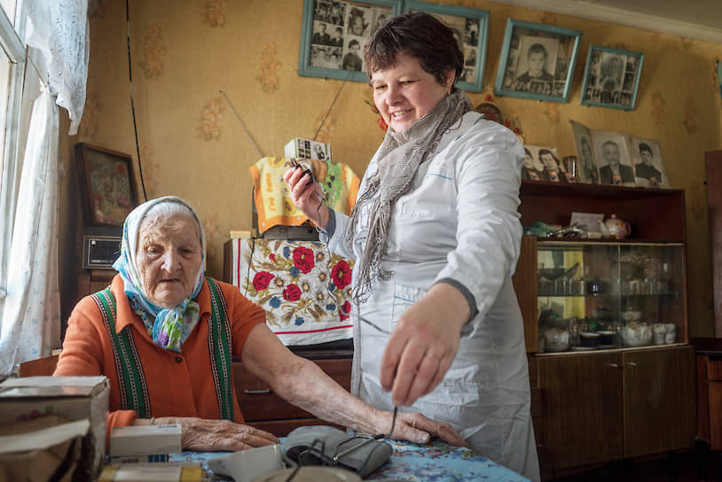 Нина Серова — фельдшер из деревни Варзенга  выполняет обязанности не только врача, но и психолога. Пожилым людям очень нужно, чтобы их кто-то выслушал
