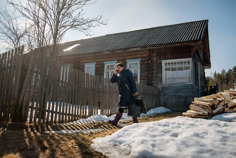 Фельдшер Нина Серова передвигается пешком, а между деревнями на попутках или рейсовом автобусе 