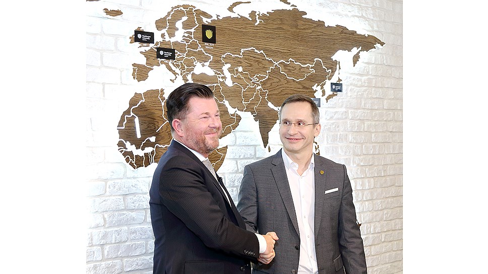 Вице-президент McDonald`s по HR Дэвид Фейрхерст и Гендиректор «Макдоналдс» в России Марк Карена (справа)