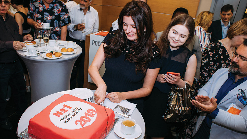 Анна Маркина, руководитель премии «Рекорды Рынка Недвижимости» разрезает праздничный торт