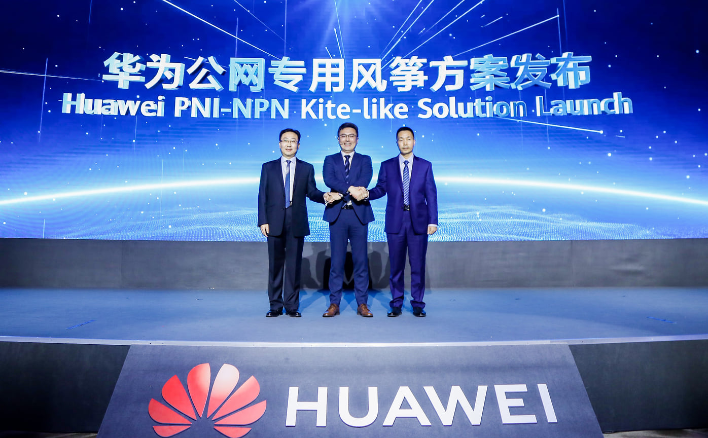Церемония презентации решения Huawei PNI-NPN 5GtoB; Слева направо: Лю Ин, Shanxi Mobile; Ричард Лю, Huawei и Мэй Цзюнь, Xinyan Coal Mine*