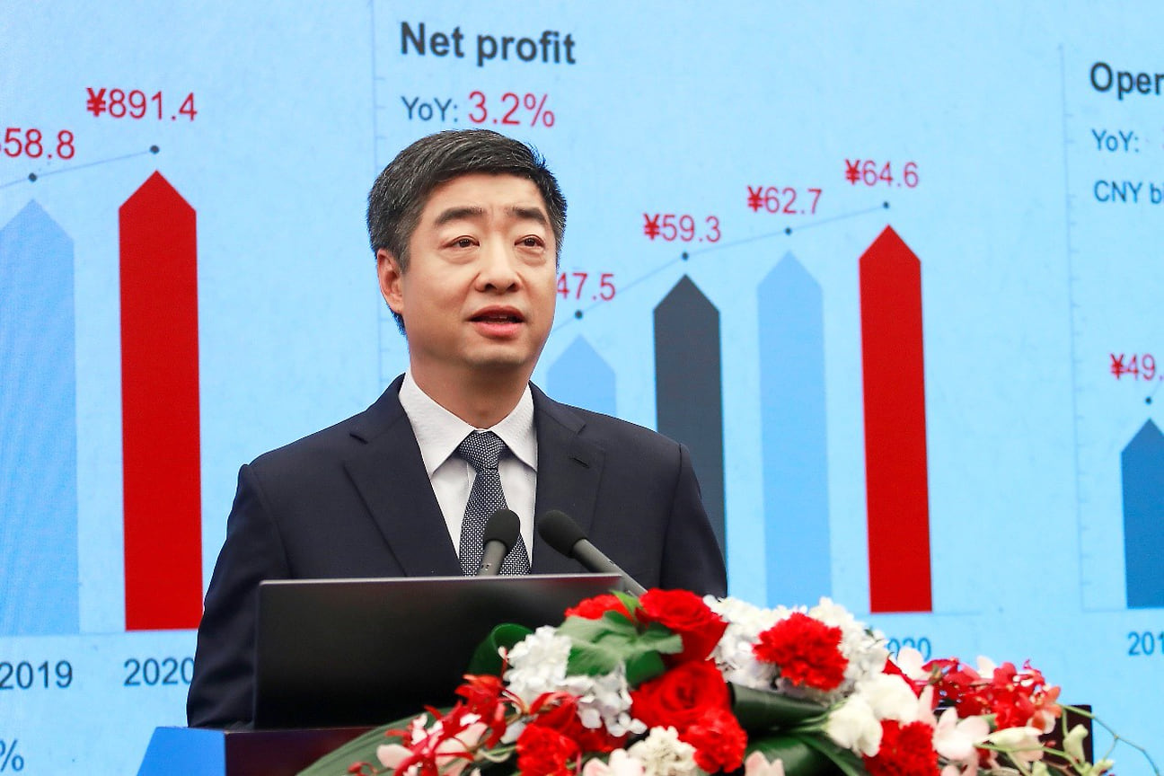 Кен Ху, сменяемый председатель Huawei, на пресс-конференции, посвященной оглашению результатов за 2020 год