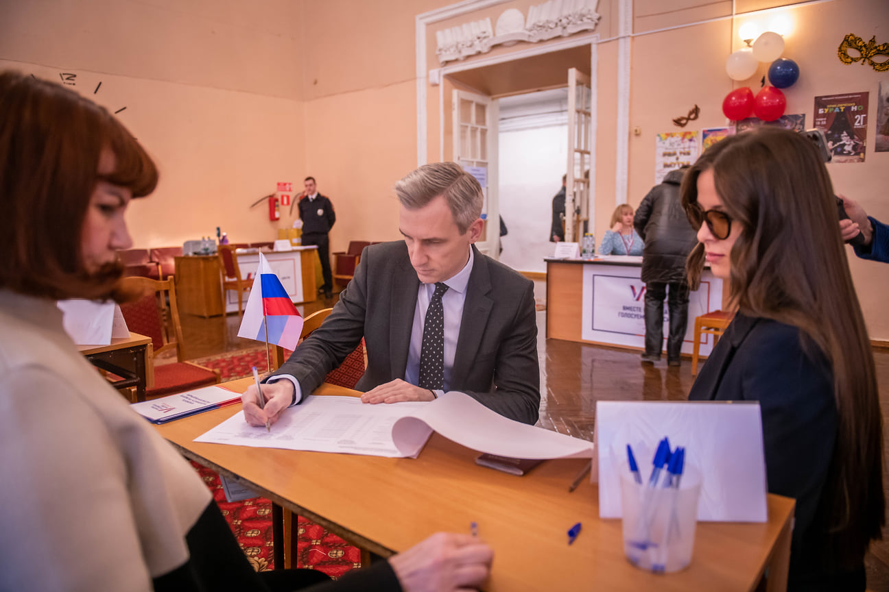 Губернатор Василий Анохин с супругой на избирательном участке