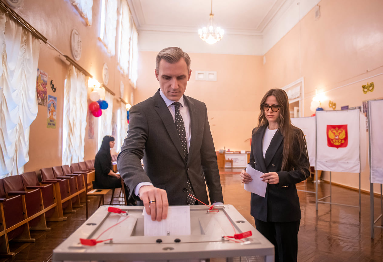 Губернатор Василий Анохин с супругой на избирательном участке
