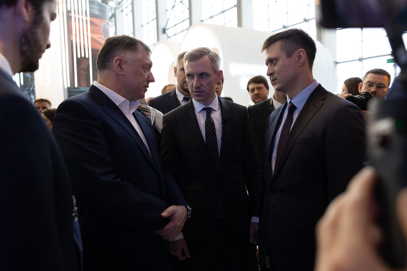 Губернатор Василий Анохин (в центре) и вице-премьер Марат Хуснуллин (слева) на форуме Россия