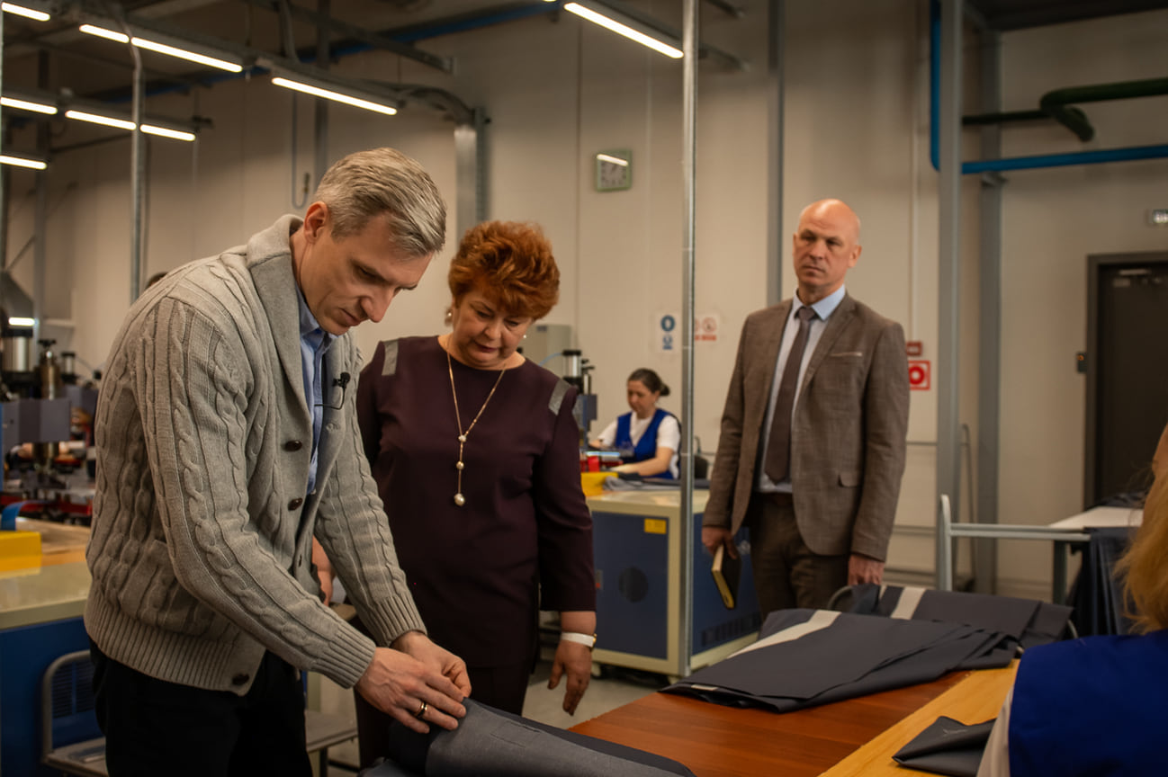 Василий Анохин посещает Починковскую швейную фабрику