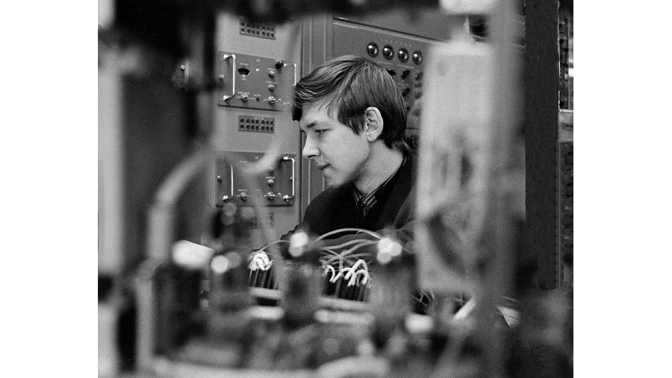 Студент 2 курса Московского института стали и сплавов Михаил Невзоров работает на вычислительной машине. 1969 г.