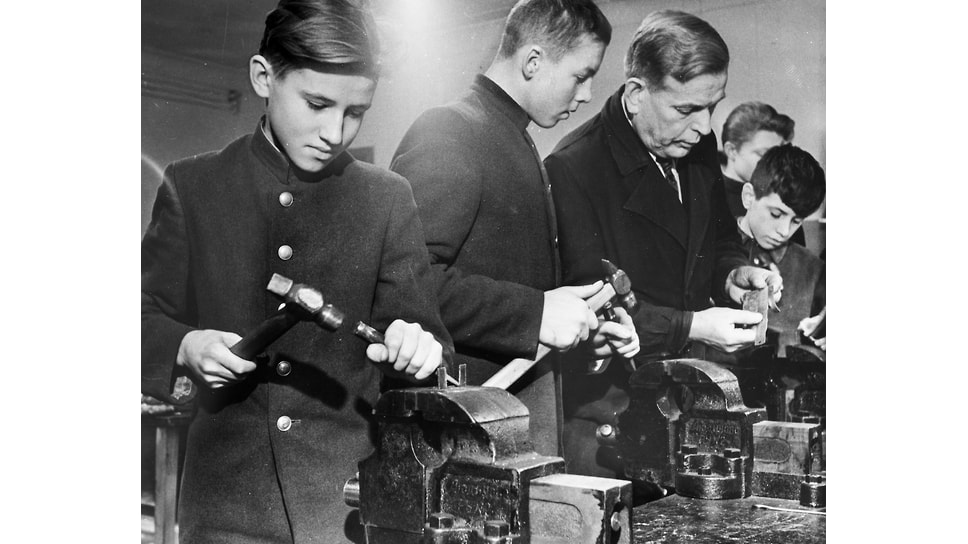На занятиях в подшефной школе №7 Московского института стали; занятия проводит мастер института. 1955 г.