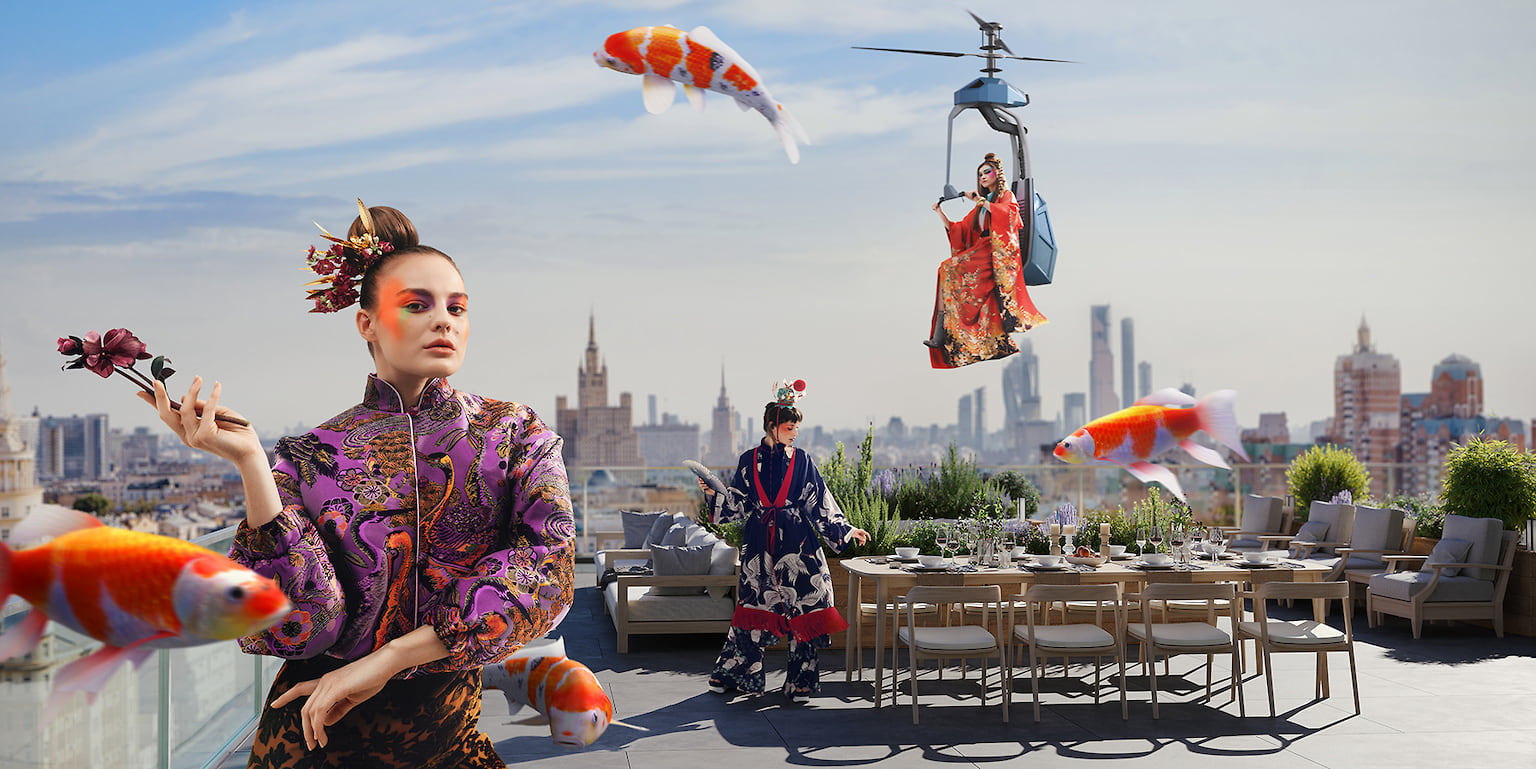 Еще один тренд – восточная культура – вступает в гармонию с комплексом «Сады Пекина». Здесь, на открытой крыше, состоялось фантасмагорическое мероприятие: девушки в кимоно, летающие карпы, гостья на вертолете. В «Галс–Девелопмент» отмечают, что сюжет этой истории вдохновлен самой жизнью, ведь с приходом тепла террасы по-настоящему оживают.