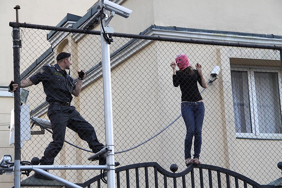 Поощрительный приз 

Подозрительно Сизов или Кто-то излишне Сизов @ffozis 

Погоня на заборе турецкого посольства во время вынесения приговора Pussy Riot
