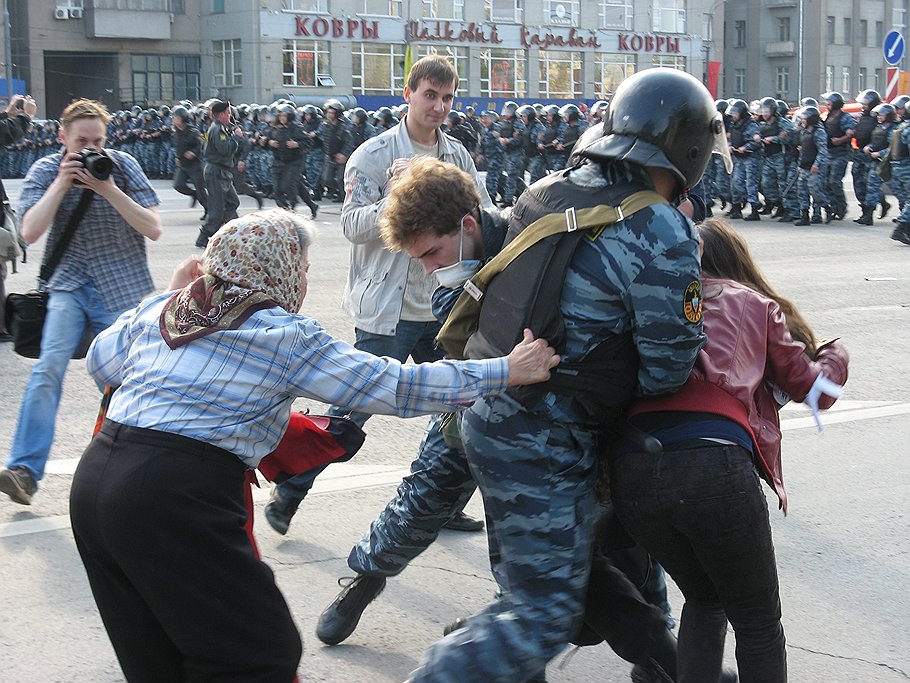 Поощрительный приз 
Александр Шелковенков, 
Столкновения с полицией 6 мая на Болотной 