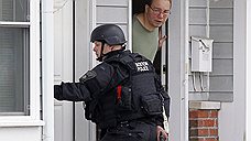 "Полиция обходит каждый дом в поисках подозреваемого"