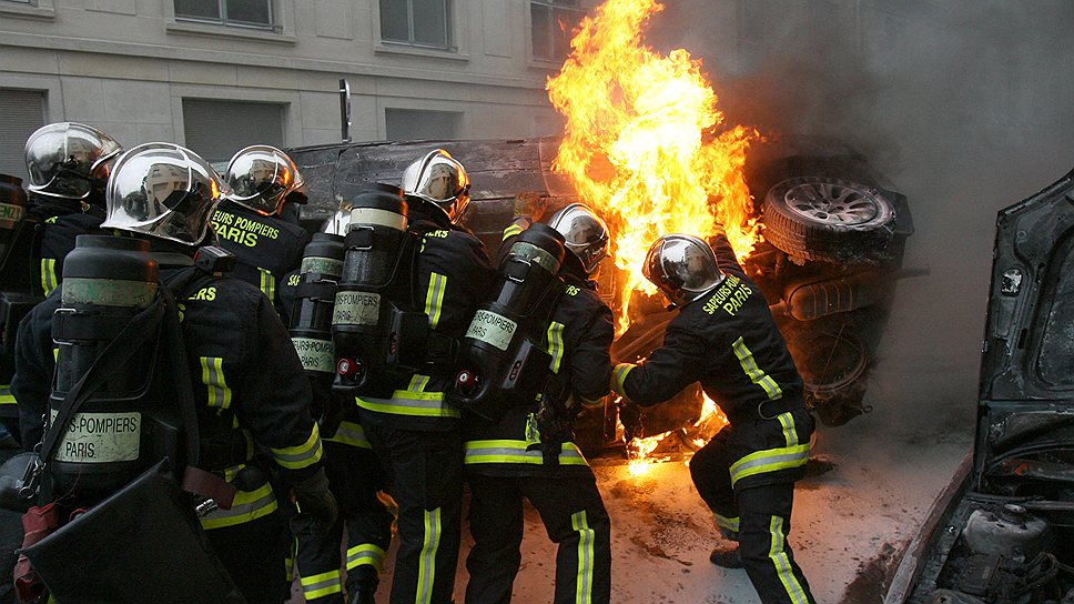 В 2005 году во Франции за 20 дней беспорядков было сожжено почти 9 тыс. машин. Министр внутренних дел Николя Саркози ввел чрезвычайное положение. Были арестованы около 3 тыс.  участников беспорядков