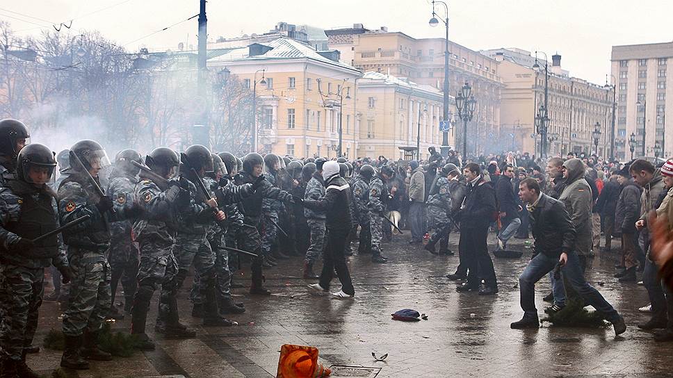 Собирать на площади. Манежка 2010 избитые кавказцы. Манежная площадь 2010 кавказцы. Беспорядки на Манежной площади 2010.