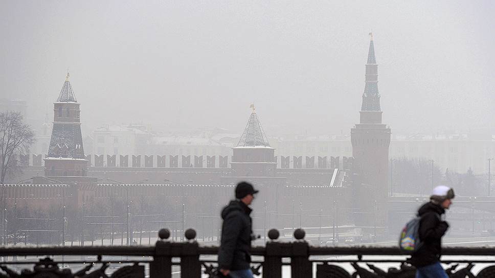 Чем красят кремлевскую стену