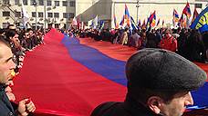 "У собравшихся на митинге в руках плакаты с призывами признать геноцид армян"