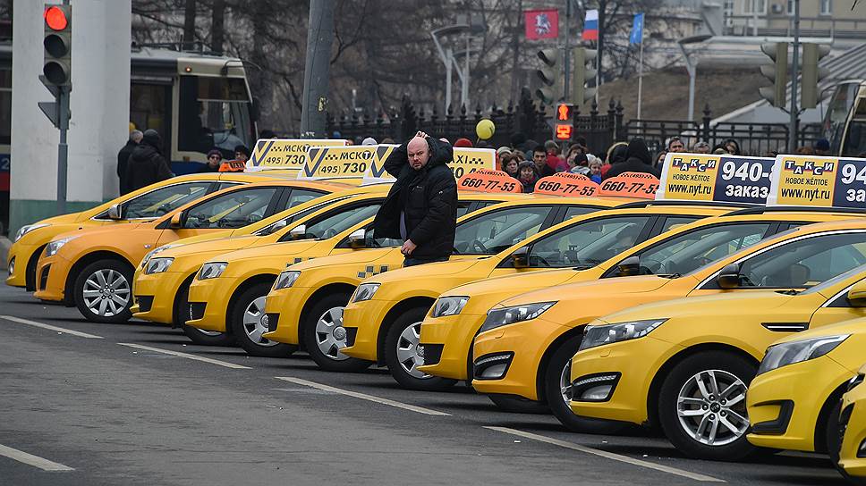 Гуру такси. Таксомоторная семья. Желтое такси с красными зеркалами. 14 Таксомоторный парк Москва.