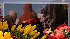 «Линия из цветов возле места убийства Немцова уже растянулась на 15 метров»