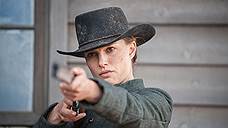 «Миниатюрная израильская девушка Портман интересно смотрится с револьвером и в шляпе»
