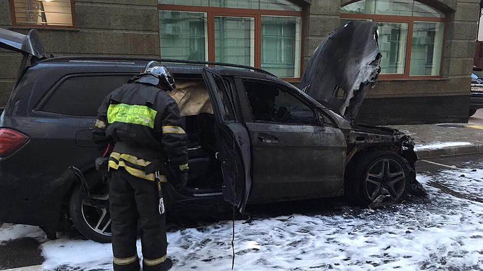 У офиса адвоката режиссера Алексея Учителя сожгли машины