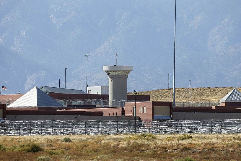 ADX Florence в американском штате Колорадо — возможно, самая суровая тюрьма в мире. 23 часа в сутки заключенные проводят в одиночестве в крошечных камерах площадью 7 кв. м. Стены обшиты звукопоглощающим материалом, чтобы не допустить перестукивания