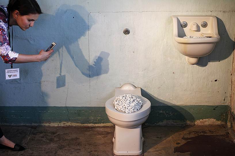 Заключенные пользовались редкой привилегией — горячим душем &lt;br>
На фото: журналисты осматривают экспозицию художника Ай Вэйвэя «Blossom» в больничной палате бывшей тюрьмы на острове Алькатрас