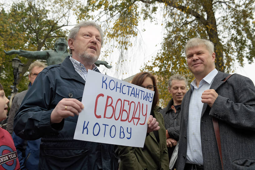 Основатель партии «Яблоко» Григорий Явлинский (слева) и член партии «Яблоко» Сергей Митрохин