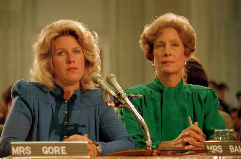 Жена сенатора от штата Теннесси Типпер Гор (слева) и Сьюзан Бейкер — жена министра финансов Джеймса Бейкера