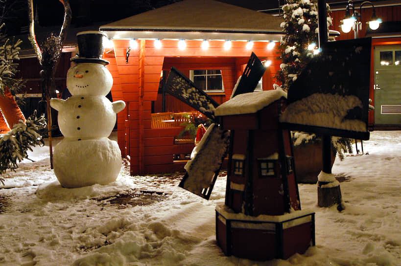 Снеговик объемный пластиковый 90 см с шарфом и шляпой