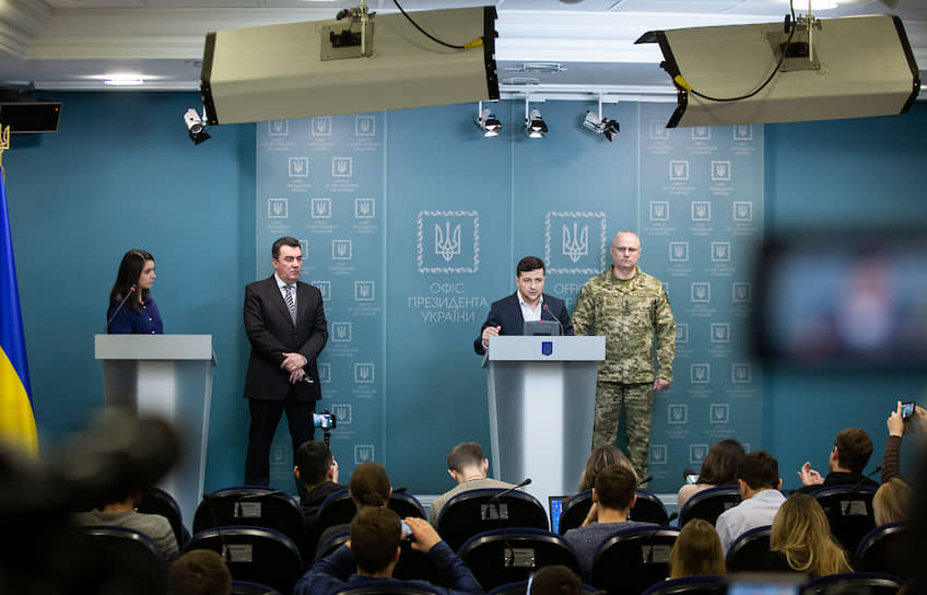 Президент Украины Владимир Зеленский во время выступления на пресс-конференции в Киеве (в центре)