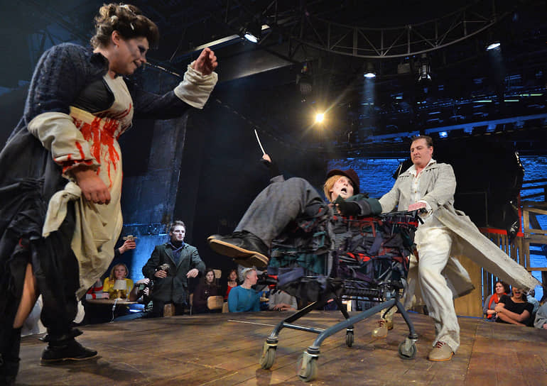 Сцена из мюзикла «Суини Тодд, маньяк-цирюльник с Флит-стрит» в Театре на Таганке